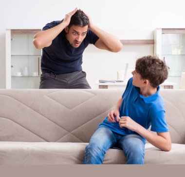 Genç bir çocuk ve ailesiyle sigara içme kavramı