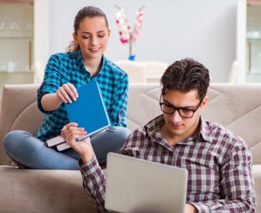 Üniversite sınavlarına hazırlanan öğrenciler