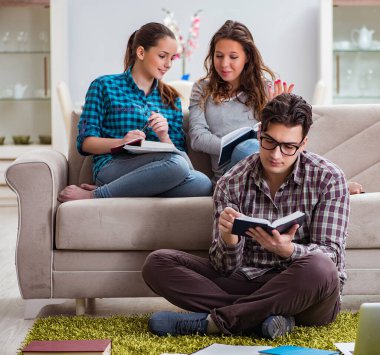 Üniversite sınavlarına hazırlanan öğrenciler