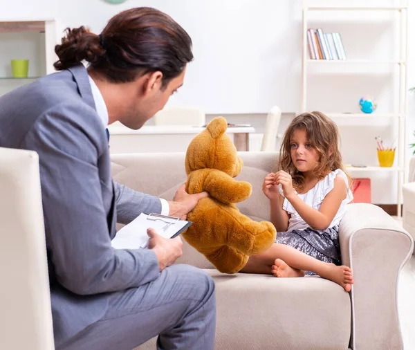 Kinderpsychologe betreut kleines Mädchen — Stockfoto