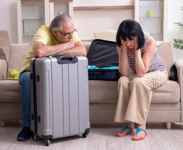 Gamla par förbereder sig för semester resa — Stockfoto