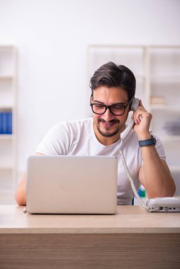 İş yerindeki genç erkek öğrenci.