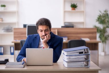 Ofiste çalışan genç bir erkek.