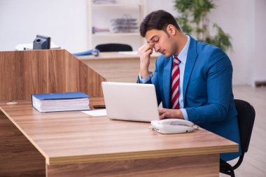 Ofiste çalışan genç işadamı.