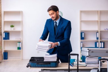 Genç erkek çalışan iş gezisine hazırlanıyor.