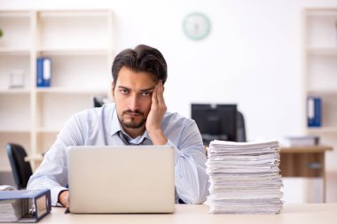 Ofiste çalışan genç bir erkek.