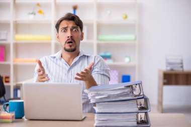 Ofiste çalışan genç bir erkek.