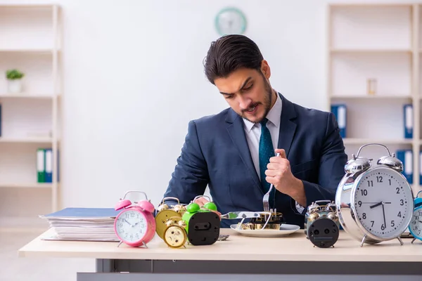 Jeune homme d'affaires employé manger réveil — Photo