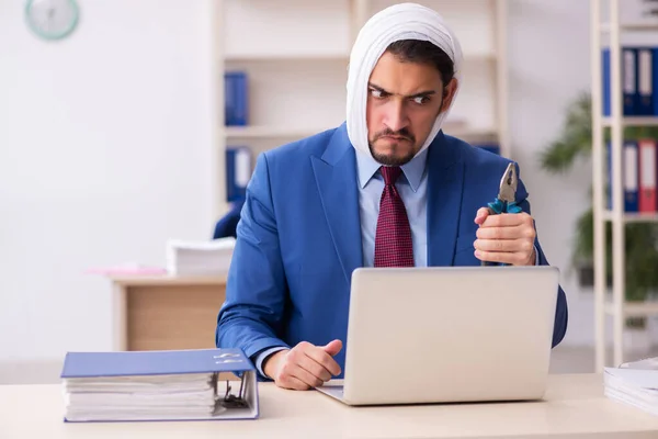 Giovane dipendente maschio che soffre di mal di denti sul posto di lavoro — Foto Stock