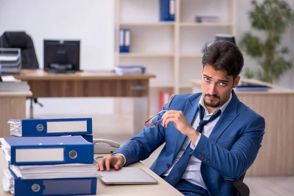 Jovem empresário empregado infeliz com excesso de trabalho no de — Fotografia de Stock