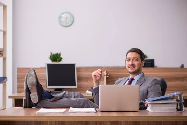 Jeune homme d'affaires employé travaillant dans le bureau — Photo