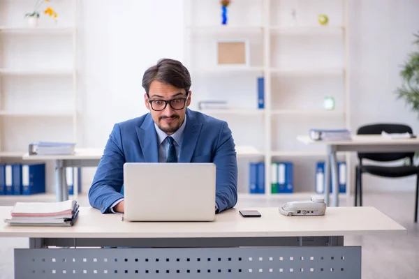 Junge männliche Angestellte im Büro — Stockfoto