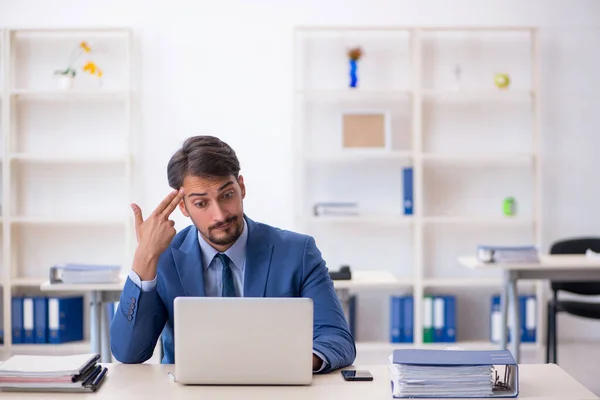 Ung manlig anställd som arbetar på kontoret — Stockfoto