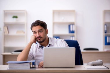 Ofiste çalışan genç bir erkek.