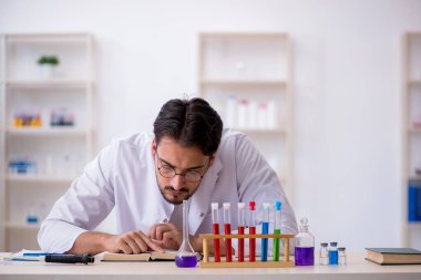 Laboratuvarda çalışan genç bir kimyager.