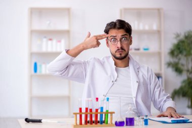 Laboratuvarda çalışan genç bir kimyager.