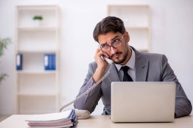 Ofiste çalışan genç bir erkek.