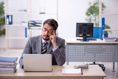 Ofiste çalışan genç işadamı.