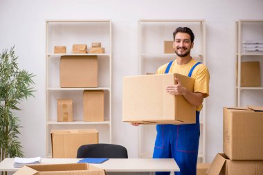 Genç erkek müteahhit evde yer değiştiriyor.