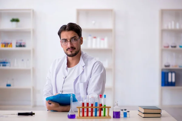 Joven químico masculino trabajando en el laboratorio — Foto de Stock