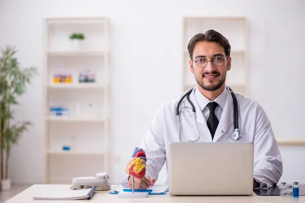 Ung manlig läkare kardiolog arbetar på kliniken — Stockfoto