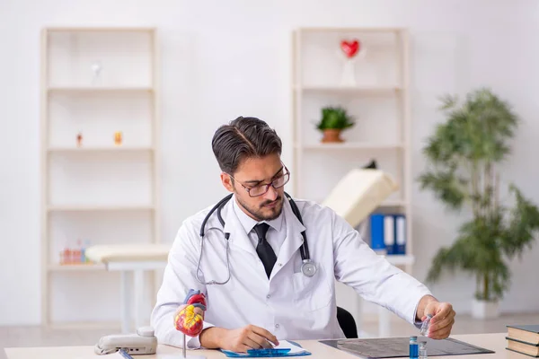 Junger Kardiologe arbeitet in der Klinik — Stockfoto