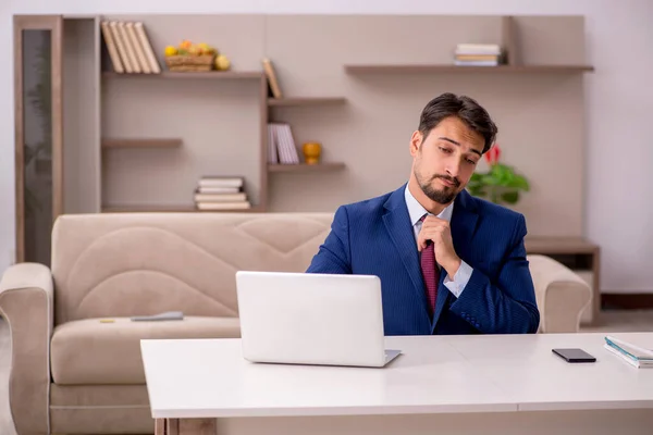 Joven hombre de negocios trabajando desde casa — Foto de Stock