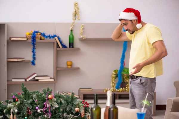 Ung man städa lägenheten efter julfest — Stockfoto