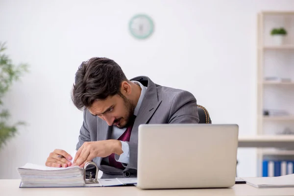 Jovem empregado do sexo masculino que trabalha no escritório — Fotografia de Stock