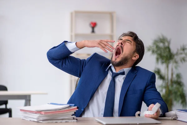 Jonge mannelijke werknemer zeer moe in het kantoor — Stockfoto