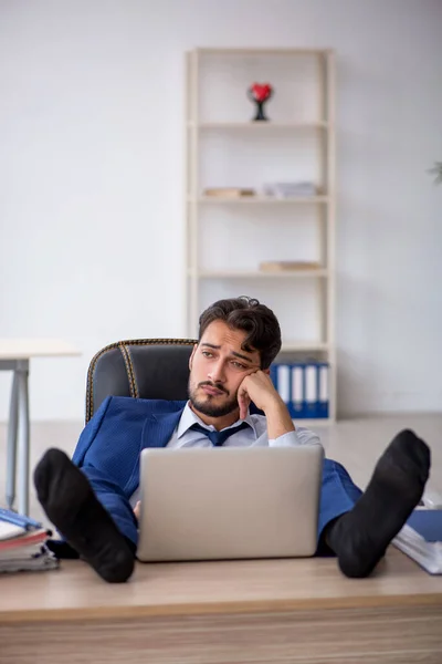 Ung manlig anställd extremt trött på kontoret — Stockfoto