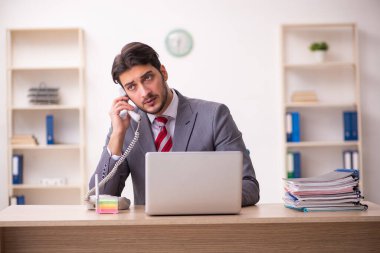 Ofiste çalışan genç işadamı.