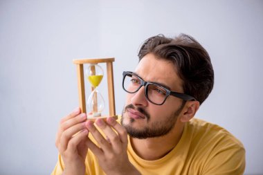 Zaman yönetimi konseptinde genç bir erkek öğrenci