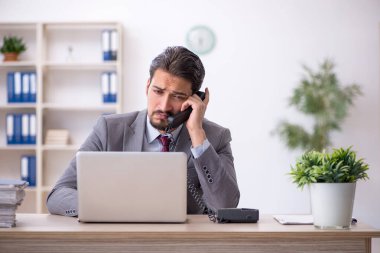 Ofiste çalışan genç bir erkek.