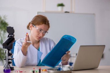 Genç kadın kimyager uyuşturucu sentezi konsepti