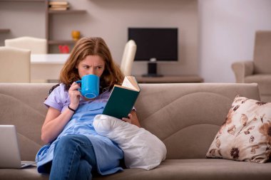 Evde acı çeken genç bir kadın.