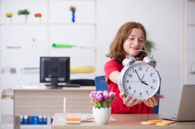 Zaman yönetimi konseptinde genç bayan tasarımcı