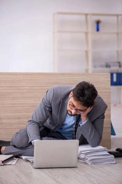 Jeune employé masculin effectuant des heures supplémentaires au bureau — Photo