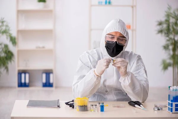 Junger Chemiker arbeitet während der Pandemie im Labor — Stockfoto