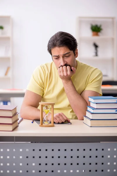 Jovem estudante do sexo masculino se preparando para exames em gestão do tempo concep — Fotografia de Stock