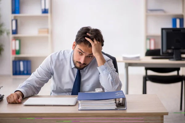 Jeune employé masculin travaillant au bureau — Photo