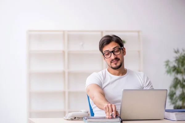 Joven empleado freelancer sentado en la oficina — Foto de Stock