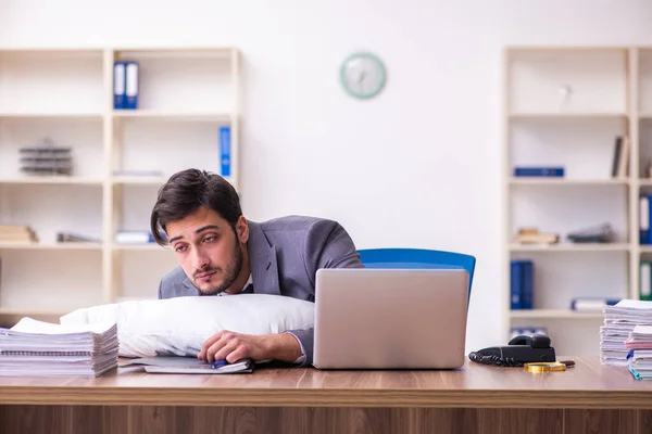 Joven empleado masculino en concepto de sueño excesivo —  Fotos de Stock