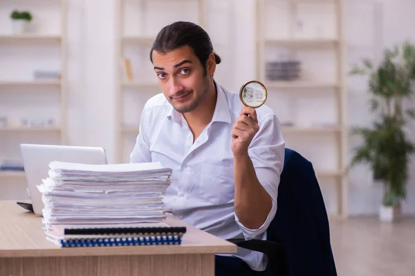 Jovem empresário empregado infeliz com excesso de trabalho no de — Fotografia de Stock