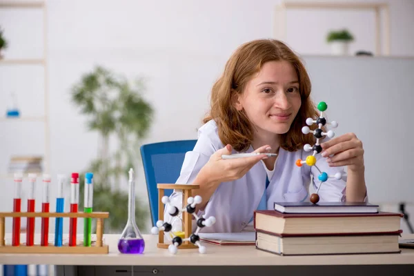 Młoda studentka chemii badająca model molekularny — Zdjęcie stockowe