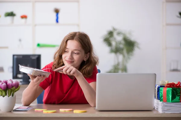 Jeune créatrice prenant son petit déjeuner au bureau — Photo