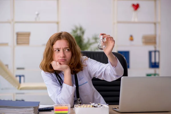 Joven doctora en concepto de idea feliz —  Fotos de Stock