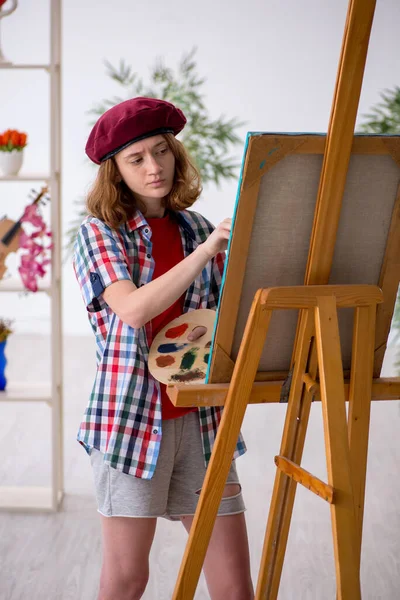 Junges Mädchen genießt Malerei zu Hause — Stockfoto
