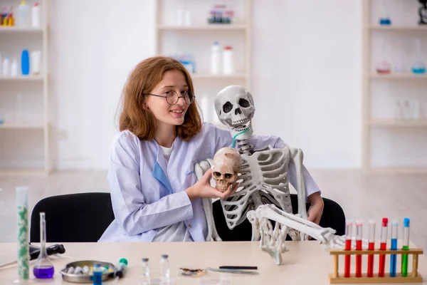 Giovane chimica femminile che lavora in laboratorio — Foto Stock