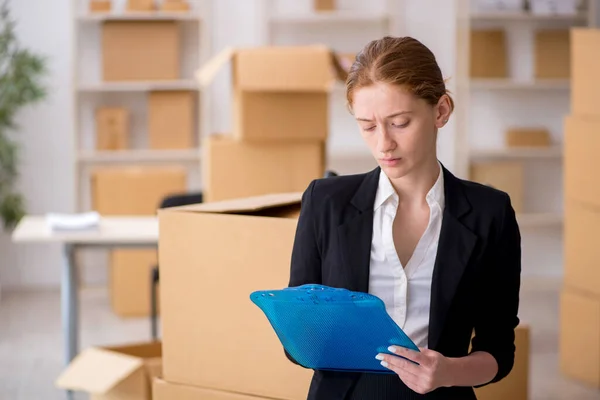 Jonge vrouwelijke professionele verhuizer doet home relocation — Stockfoto